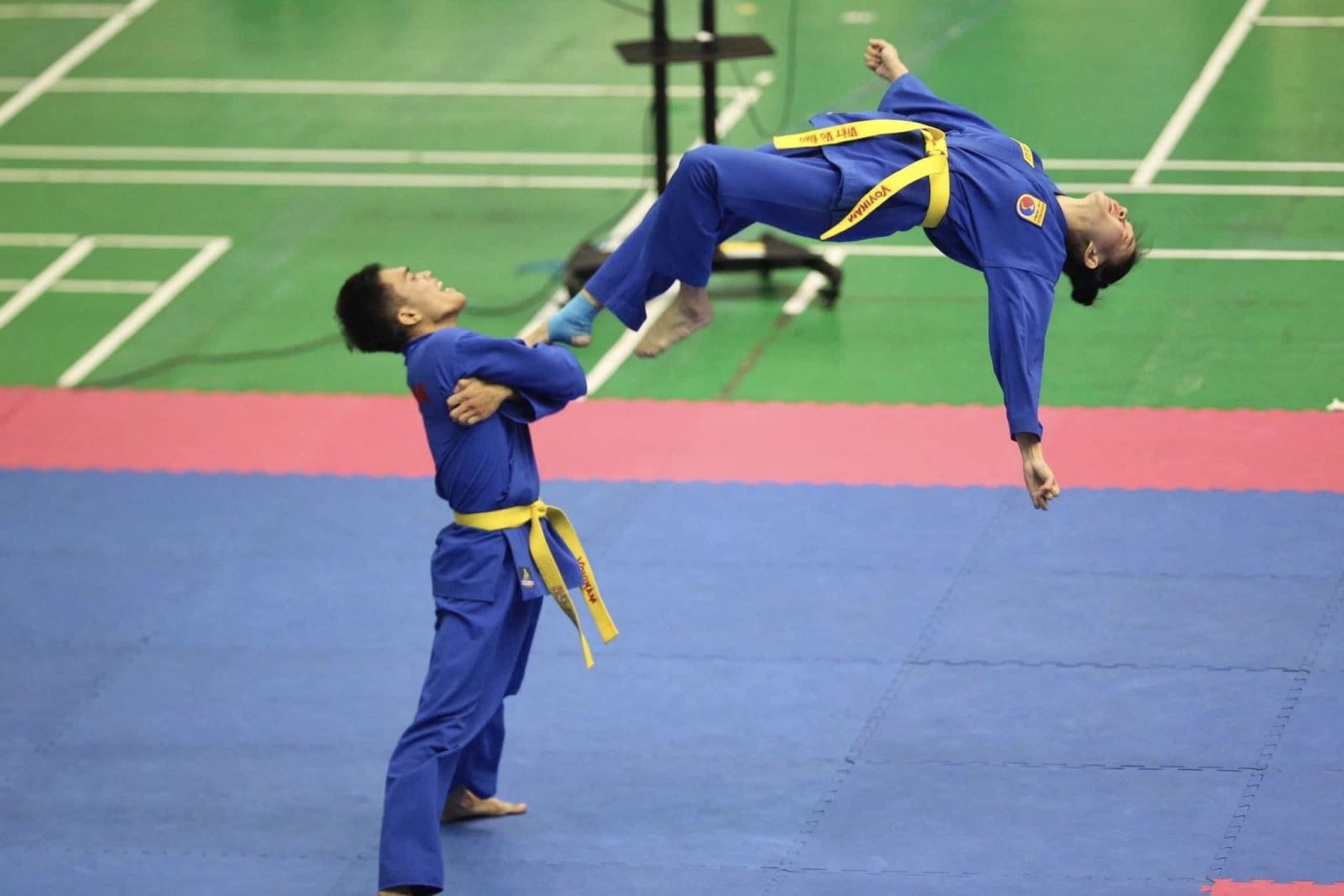 Chị Nguyễn Kim Hậu cùng đồng đội thực hiện các động tác trong bộ môn Vovinam. Chị Nguyễn Kim Hậu cùng đồng đội thực hiện các động tác trong bộ môn Vovinam.