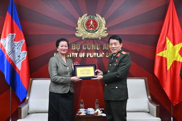 Bộ trưởng Lương Tam Quang tặng quà lưu niệm, bày tỏ tin tưởng, trên cương vị công tác mới, bà Chea Kimtha sẽ tiếp tục có nhiều đóng góp tích cực cho quan hệ song phương Việt Nam – Campuchia.