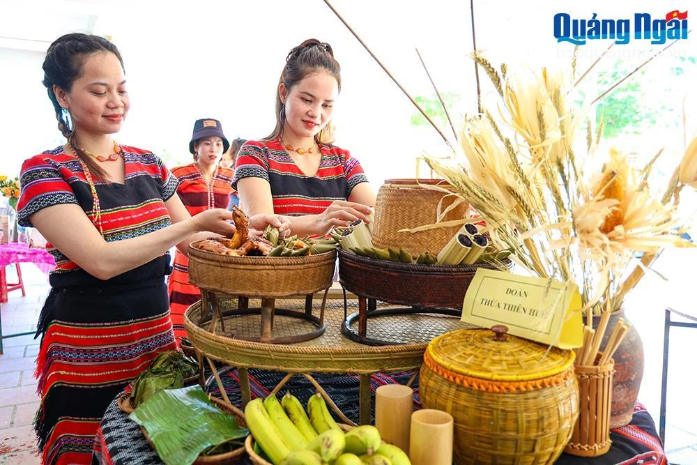 Nghệ nhân của đoàn Thừa Thiên Huế chuẩn bị các món ăn truyền thống.