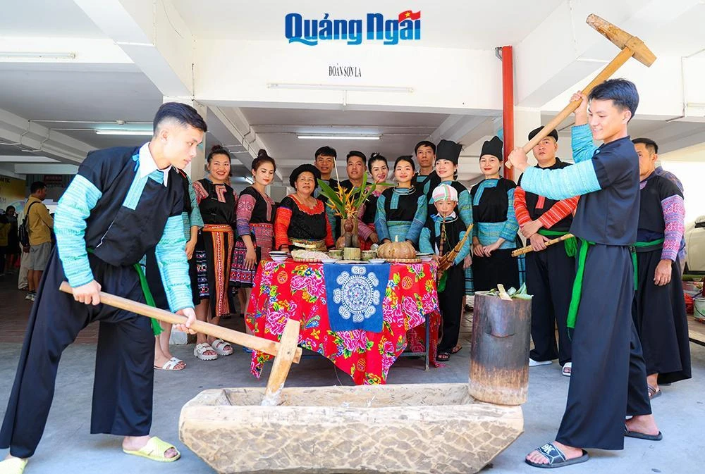 Bà Mùa Thị Máy (63 tuổi) đến từ đoàn Sơn La bày tỏ, đây là lần đầu tiên tôi đến với Quảng Ngãi, cũng là lần đầu được tham gia hội thi này. Tôi cảm thấy hội thi rất sôi nổi, ý nghĩa, các dân tộc anh em có cơ hội được giao lưu, hiểu biết về nhau nhiều hơn. Đến với hội thi, đoàn chúng tôi mang đến những món ăn đậm đà bản sắc và mang hương vị riêng của dân tộc Mông như thắng cố, gà đen, lợn bản treo gác bếp, cải mèo xào, bánh được làm từ gạo nếp tan giã nhuyễn...