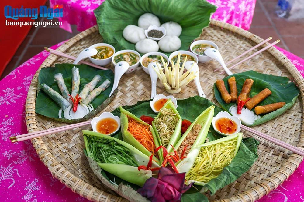 Mâm cơm truyền thống được hoàn thiện qua bàn tay khéo léo của các nghệ nhân.