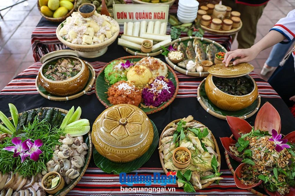 Ẩm thực của người Cor Quảng Ngãi được biết đến với những món ăn như: bánh lá đót, gỏi chuối rưng, ốc núi, heo bản địa...