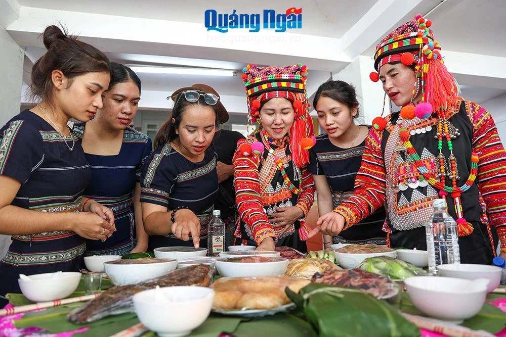 Các thành viên đến từ đoàn Lai Châu giới thiệu ẩm thực của người đồng bào dân tộc Hà Nhì cho đoàn Lâm Đồng. Chị Ka Thành Lan, người dân tộc K'Ho (thứ 3 từ trái sang) đến từ đoàn Lâm Đồng chia sẻ, hội thi ẩm thực lần này là dịp để món ăn truyền thống các dân tộc được quảng bá, giới thiệu đến du khách. Qua đó, góp phần bảo tồn, giữ gìn và phát huy giá trị ẩm thực truyền thống của dân tộc thiểu số gắn với phát triển du lịch.