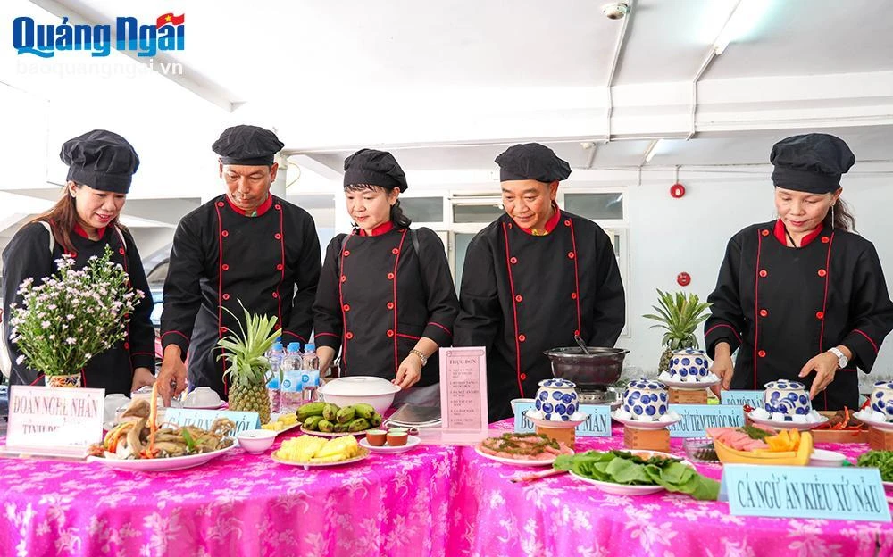 Ẩm thực "xứ nẫu" được thể hiện qua đôi bàn tay của các nghệ nhân đoàn Phú Yên.