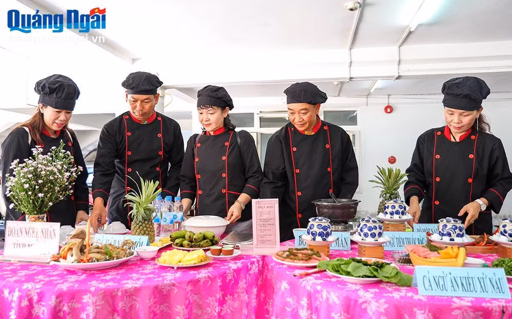 Ẩm thực "xứ nẫu" được thể hiện qua đôi bàn tay của các nghệ nhân đoàn Phú Yên.