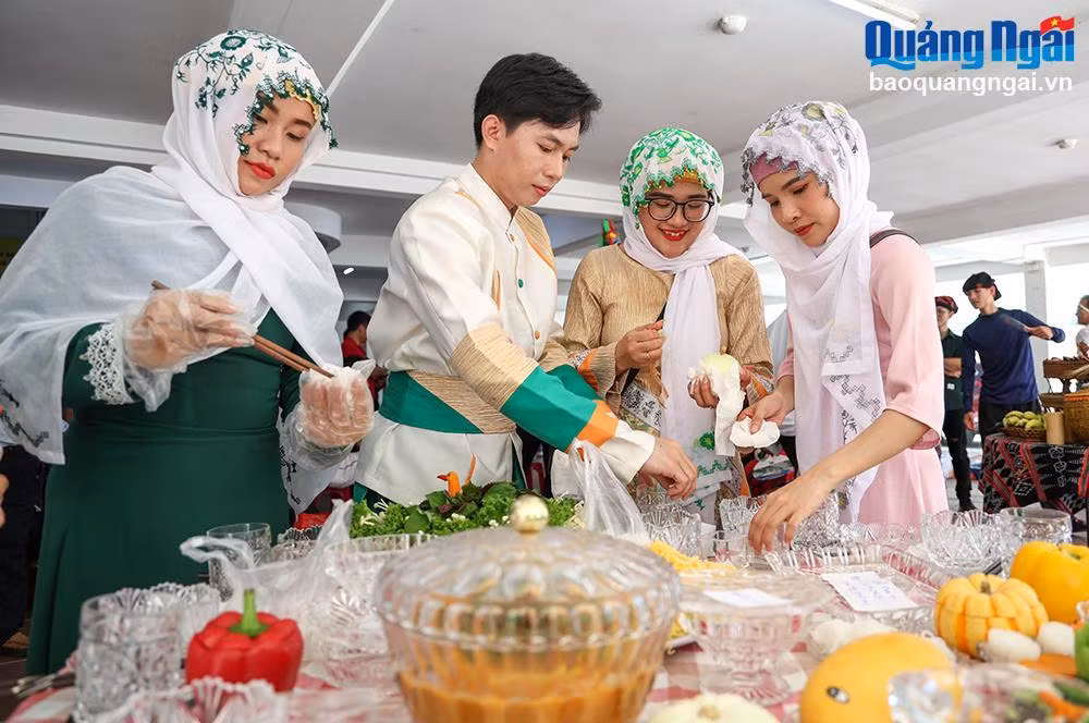 Đoàn An Giang chuẩn bị các món ăn truyền thống đặc sắc của người Chăm.