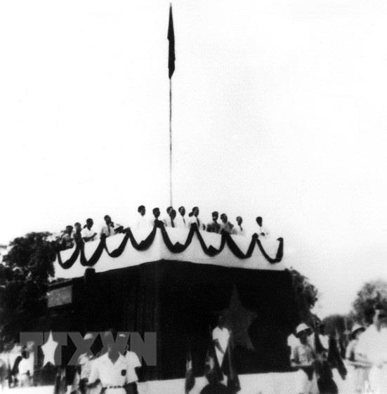 Ngày 2/9/1945, tại Quảng trường Ba Đình, Chủ tịch Hồ Chí Minh đọc Bản Tuyên ngôn Độc lập, khai sinh nước Việt Nam Dân chủ Cộng hòa. (Ảnh: Tư liệu TTXVN) 106-ttxvn-quoc-khanh-41-9-31-54-47508850795210199141483.jpg