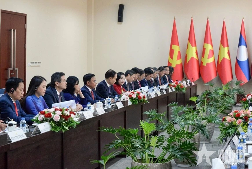 Đoàn đại biểu Việt Nam tại hội đàm.