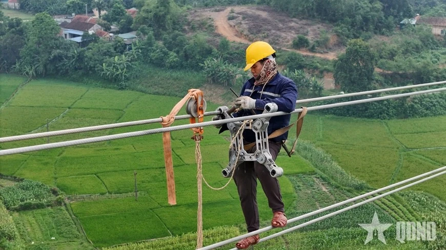 Công nhân thi công hạng mục kéo dây.