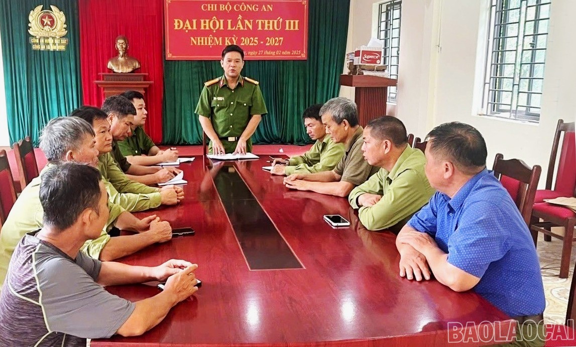 Công an xã Bát Xát triển khai nhiệm vụ cho lực lượng tham gia bảo vệ an ninh, trật tự cơ sở trên địa bàn. z6801670610807-623ae2109d15466846b8a14568965512-847.jpg