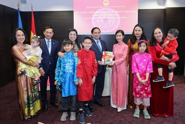 Thủ tướng tặng sách tiếng việt cho cộng đồng người Việt Nam tại Estonia.