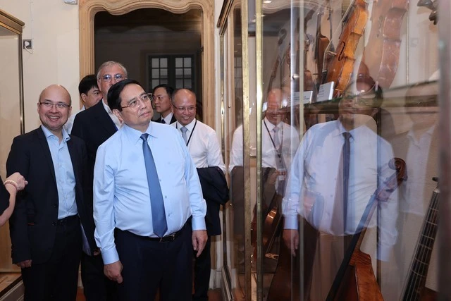 Tại Pháp, thăm Bảo tàng Lascaris, Thủ tướng chia sẻ văn hóa là sợi dây đầy âm thanh và sắc màu cho tình hữu nghị Việt Nam-Pháp.