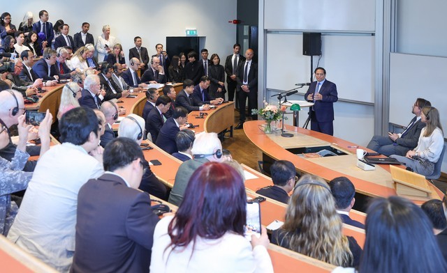 Thủ tướng phát biểu chính sách quan trọng tại Đại học Kinh tế Stockholm, Thụy Điển. Thủ tướng phát biểu chính sách quan trọng tại Đại học Kinh tế Stockholm, Thụy Điển.