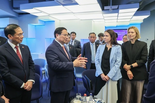 Thủ tướng thăm Trung tâm e-Estonia (e-Estonia Briefing Centre)-trung tâm chính phủ số hàng đầu thế giới tại Estonia.