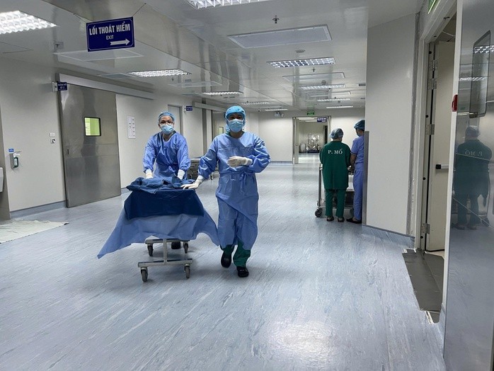 Mảnh ghép gan được chuyển vào phòng mổ