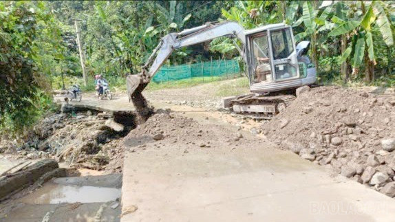 គ្រឿងចក្រ និងឧបករណ៍ត្រូវបានចល័តដើម្បីធានាចរាចរណ៍។ baolaocai-tl-duong.jpg