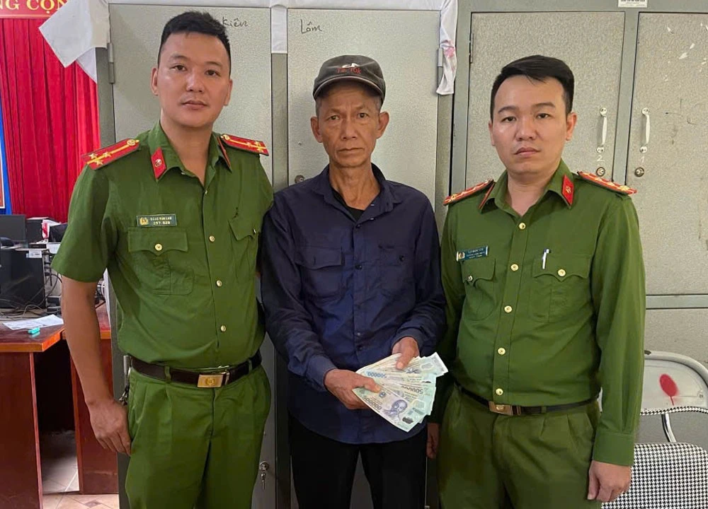 Công an xã Nậm Lúc trao trả tài sản cho ông Vinh.jpg