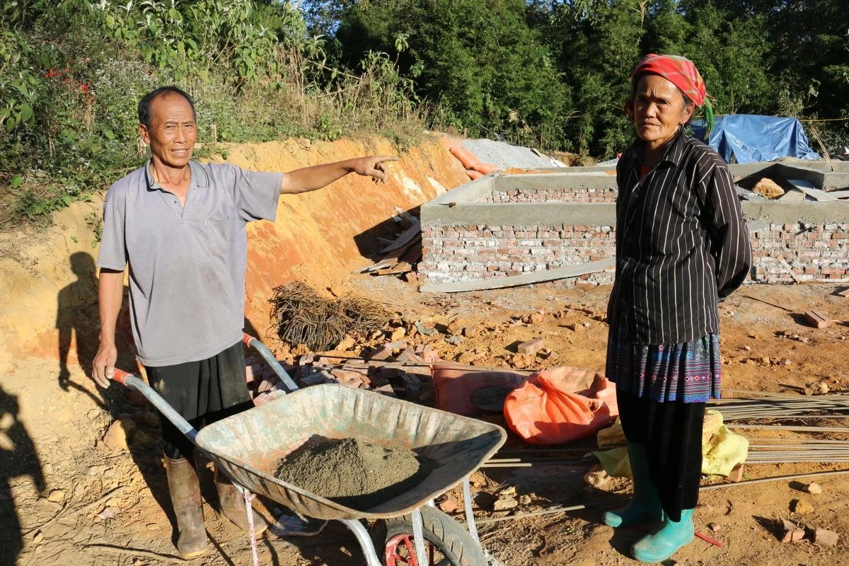Người dân tỉnh Lào Cai đang tập trung nguồn lực xây dựng lại nhà cửa bị sập, hư hỏng do bão Yagi.