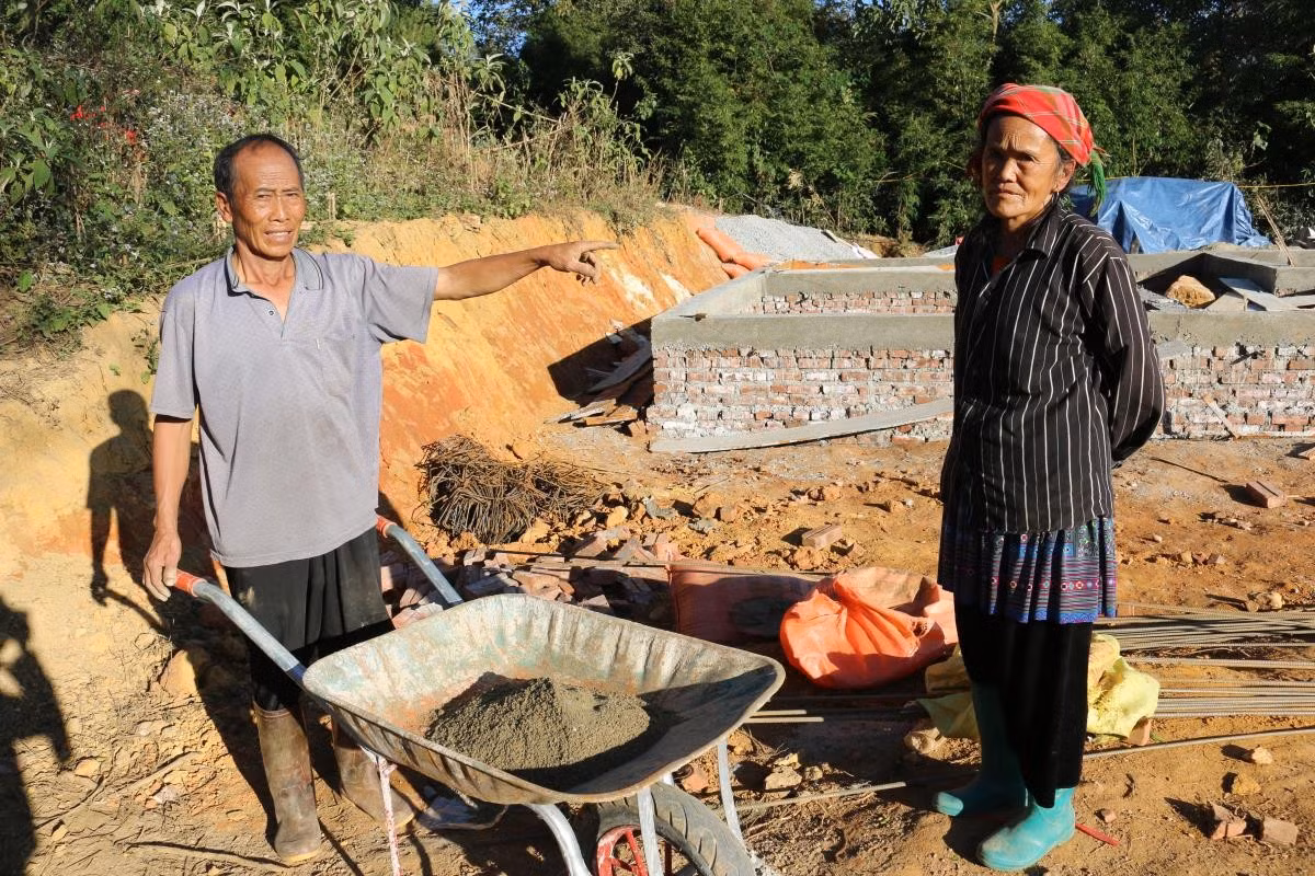 Người dân tỉnh Lào Cai đang tập trung nguồn lực xây dựng lại nhà cửa bị sập, hư hỏng do bão Yagi.
