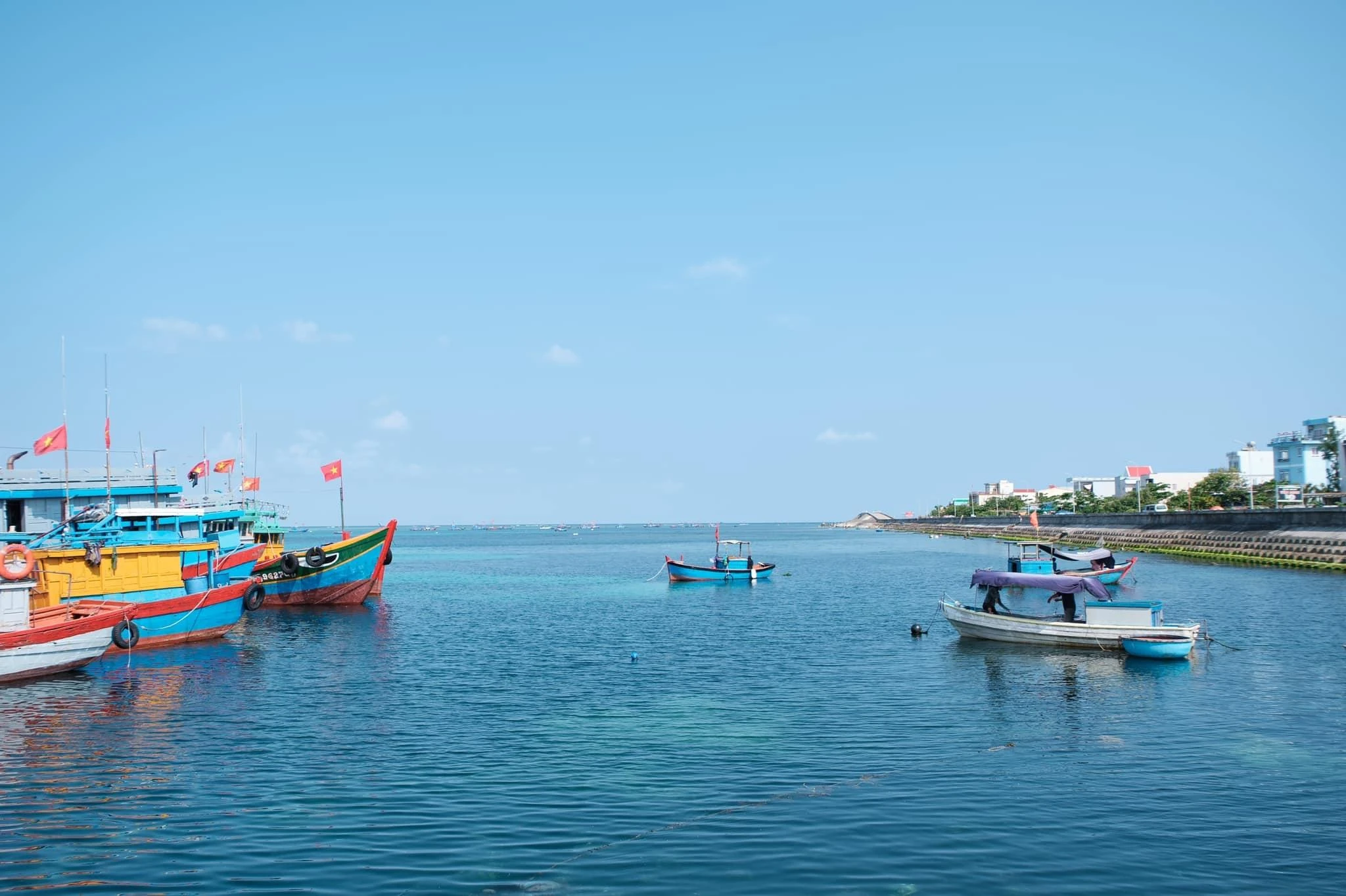 Đảo Lý Sơn sở hữu vẻ đẹp hoang sơ, chi phí du lịch phải chăng, thu hút du khách.