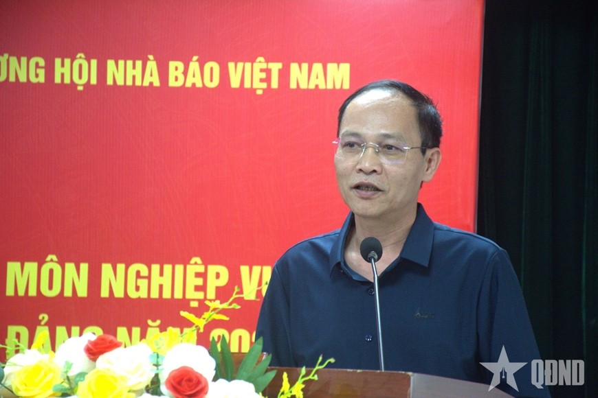 Đại tá Lê Ngọc Long, Phó tổng biên tập Báo Quân đội nhân dân, Chủ tịch Liên chi hội Nhà báo Báo Quân đội nhân dân trình bày tham luận.