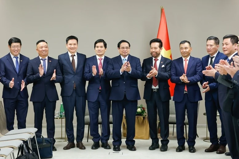 Thủ tướng Phạm Minh Chính và lãnh đạo 10 doanh nghiệp tiêu biểu của người Việt tại Cộng hòa Czech và châu Âu.