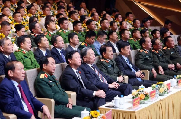 Tổng Bí thư Tô Lâm và các đại biểu xúc động khi chứng kiến những câu chuyện cảm động, hết lòng vì nhân dân phục vụ của lực lượng Công an xã, thị trấn, lực lượng tham gia bảo vệ ANTT tại cơ sở.