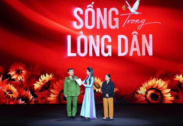 Nhiều nhân vật với những câu chuyện xúc động về người chiến sĩ CAND hết lòng, hết sức phụng sự nhân dân. Nhiều nhân vật với những câu chuyện xúc động về người chiến sĩ CAND hết lòng, hết sức phụng sự nhân dân.
