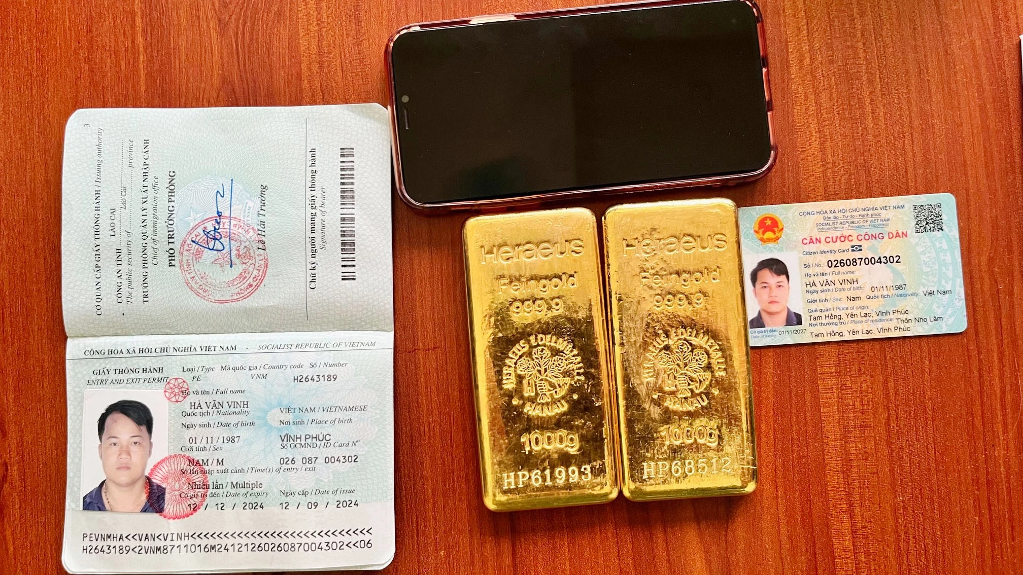 tang vật vàng 2 kg vàng giấy thông hành và căn cước của Hà Văn Vinh.jpg