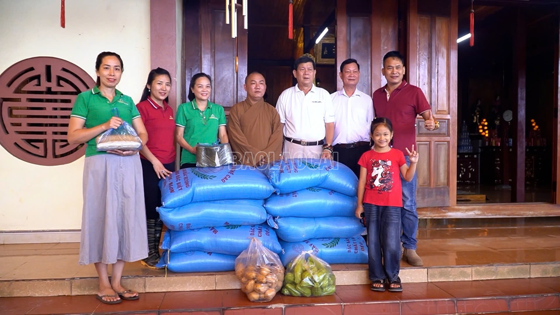 Đại diện Hiệp hội Doanh nghiệp tỉnh và Hội Nữ doanh nhân tỉnh Lào Cai tặng gạo và nhu yếu phẩm tại chùa Minh Bảo, phường Nam Cường. Ảnh CTV image.jpg