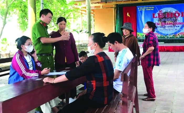 Công an hướng dẫn cho người dân cách cập nhật, sử dụng tài khoản định danh cá nhân.