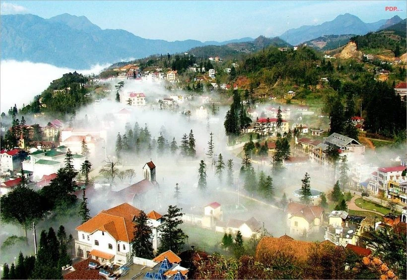 Sa Pa mát mẻ thu hút du khách bốn phương.