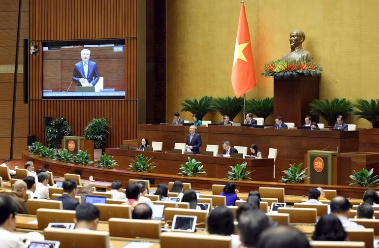 Phó Thủ tướng Thường trực Nguyễn Hòa Bình trả lời chất vấn các đại biểu Quốc hội.