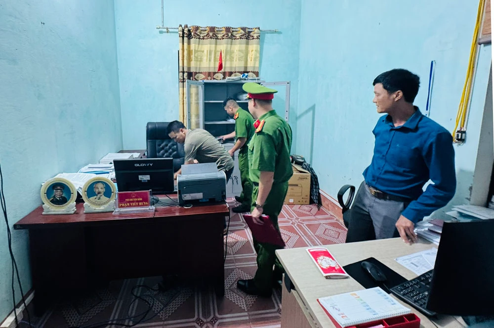 Ảnh 2. Khám xét nơi làm việc của bị can Phạm Viết Hưng (2).jpg