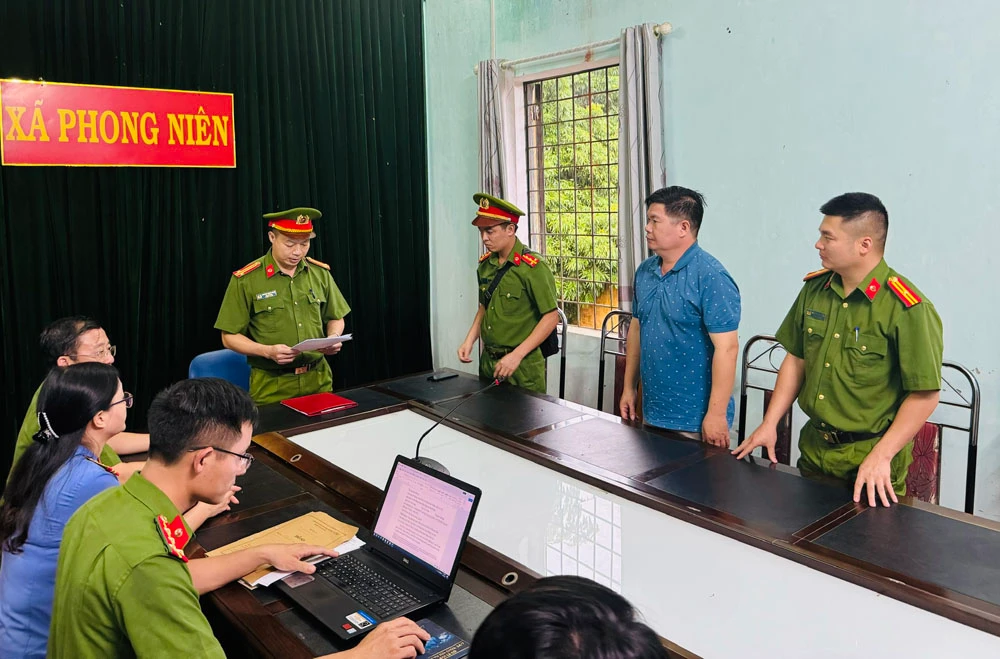 Ảnh 1. Thi hành lệnh bắt và khám xét nơi ở của bị can Phạm Viết Hưng, Phó chủ tịch UBND xã Phong Niên (3).jpg