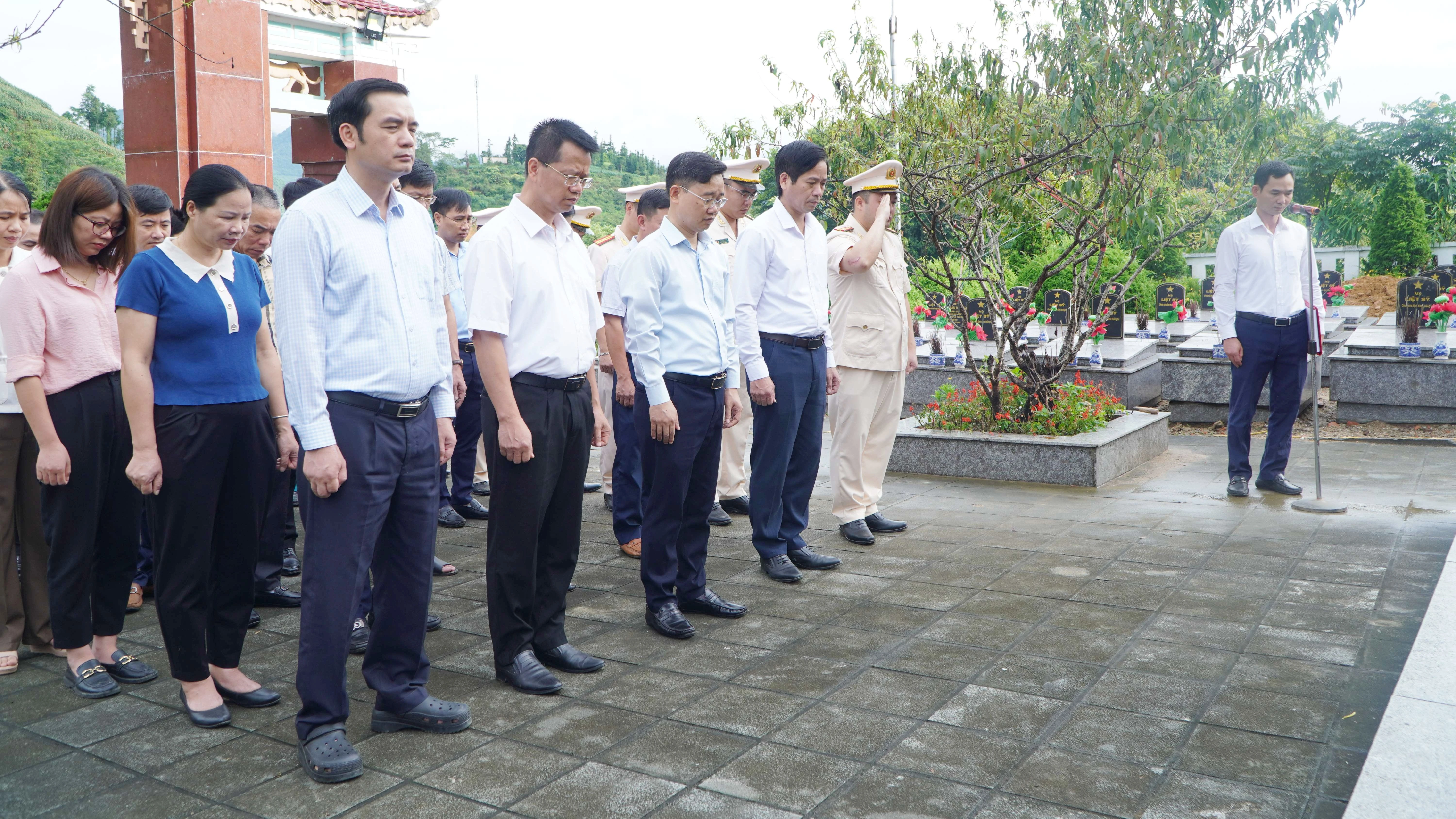 Các đại biểu dành phút mặc niệm tưởng nhớ các anh hùng liệt sĩ.