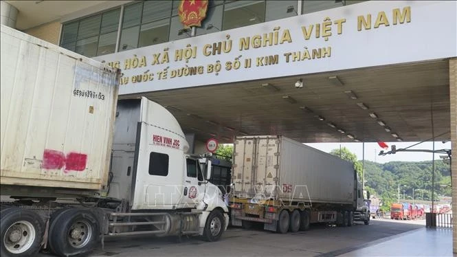 Xe hàng xuất nhập khẩu qua cửa khẩu Lào Cai.