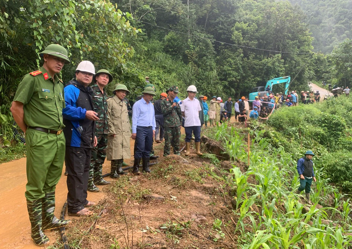 lãnh đạo tỉnh kchir đạo công tác tìm kiếm cứu nạn tạ xã Dương Quỳ.jpg