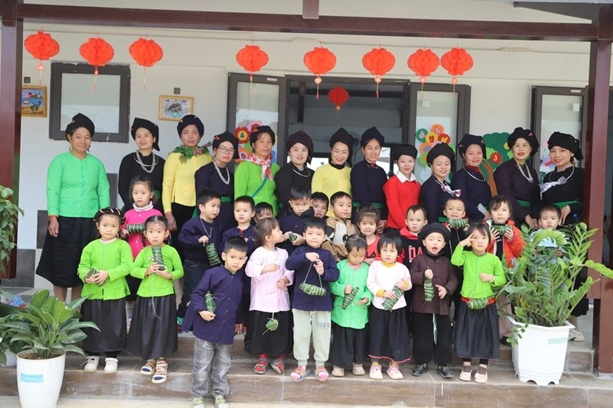 Các thầy, cô giáo ở Làng Nủ không chỉ là người truyền đạt kiến thức mà còn là những người truyền ngọn lửa hy vọng, dạy các em cách vượt qua khó khăn để xây dựng tương lai.