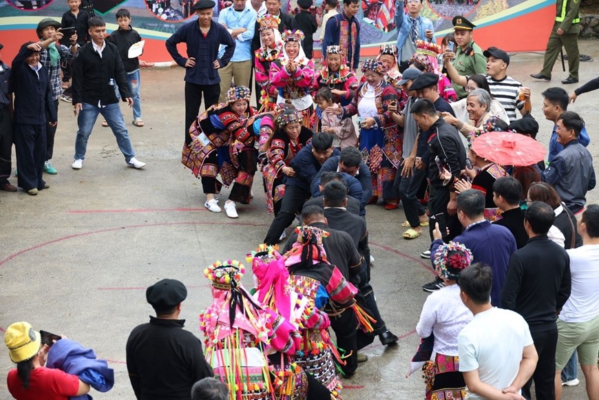 Khi đến Lô Lô Chải, du khách còn được tham gia nhiều trò chơi dân gian.