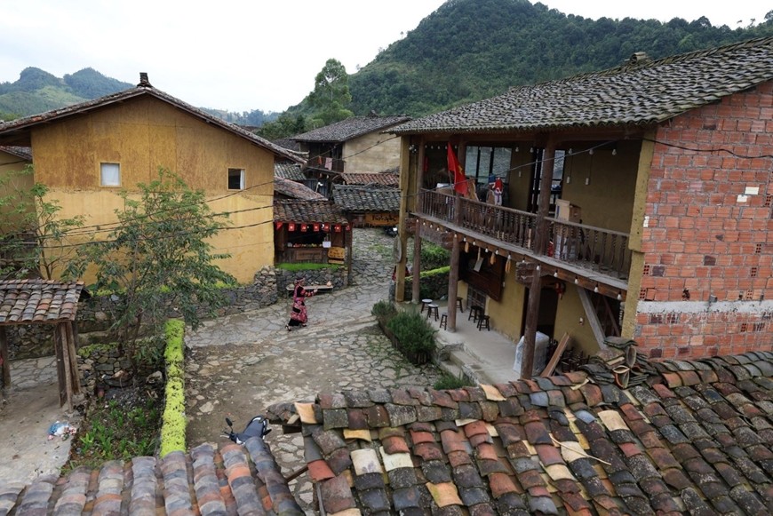 Nếp nhà cũ được trùng tu theo lối truyền thống, giữ nguyên mái ngói âm dương, tường đất trình, bờ rào đá.