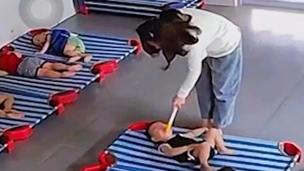 Hình ảnh bảo mẫu đánh đập, nhét vật cứng vào miệng trẻ 20 tháng tuổi