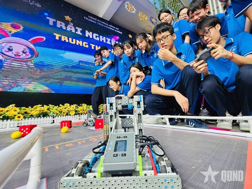 Một giờ học ứng dụng công nghệ của học sinh Trường THCS Chương Dương (Hồng Hà, Hà Nội).