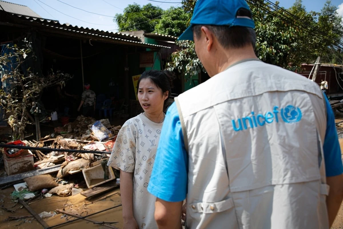 Chuyên gia UNICEF tham gia chuyến công tác khảo sát, đánh giá thiệt hại sau bão trong khuôn khổ Đối tác giảm nhẹ rủi ro thiên tai.