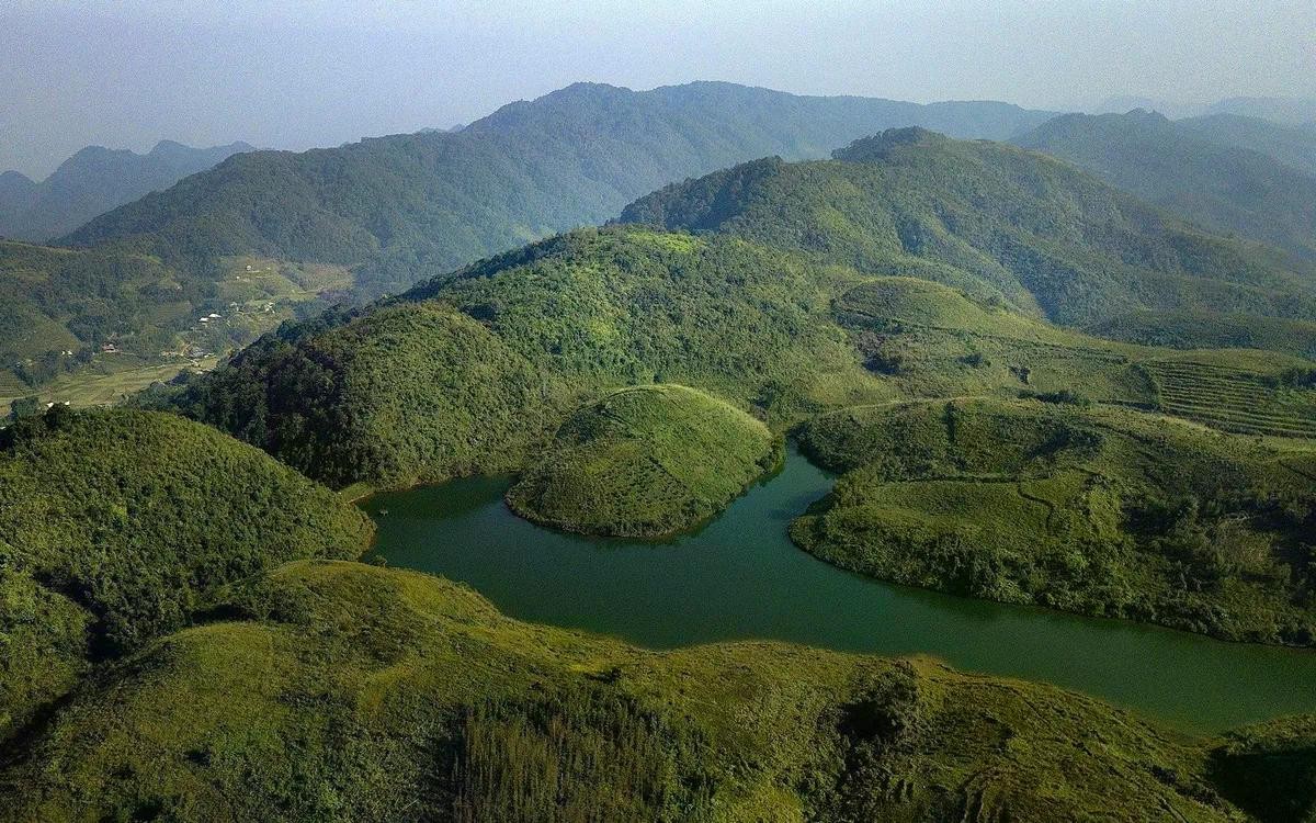 Trên đỉnh núi Pù Bin, hồ Sam Tạng đang chờ được đánh thức. Trên đỉnh núi Pù Bin, hồ Sam Tạng đang chờ được đánh thức.