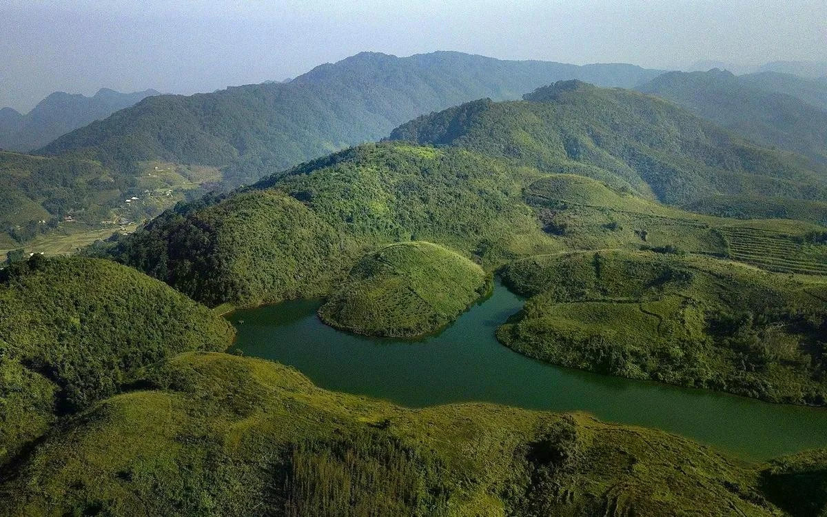 Trên đỉnh núi Pù Bin, hồ Sam Tạng đang chờ được đánh thức.