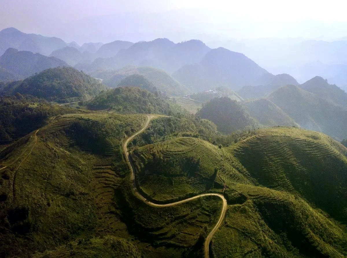 Cung đường chữ S trên hành trình đến Hồ Sam Tạng.