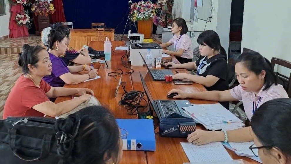 Các điểm giao dịch tại cơ sở giúp người dân dễ dàng tiếp cận tín dụng chính sách. fb-img-1752223217036.jpg