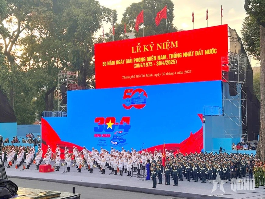 Các lực lượng sẵn sàng cho buổi tổng duyệt.