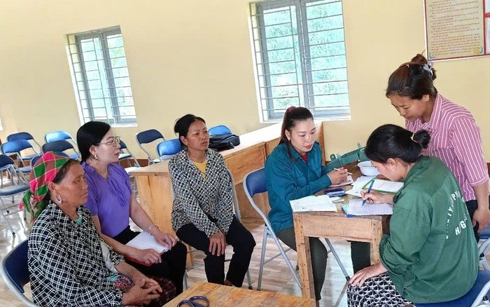 Hội LHPN xã Nà Khương (huyện Quang Bình, tỉnh Hà Giang (cũ) hỗ trợ hội viên, phụ nữ hoàn thiện các thủ tục, chính sách.